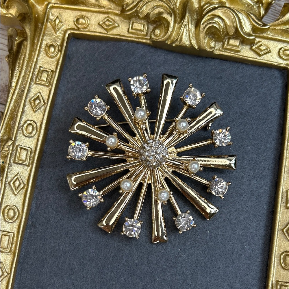 Vintage mid-century modern atomic-style starburst brooch pin